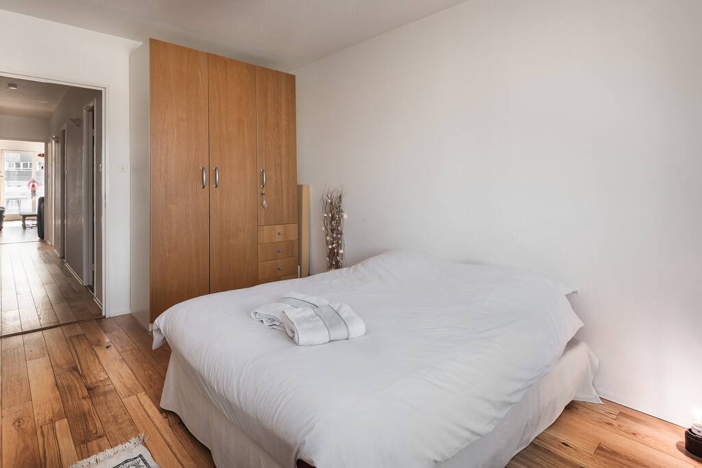 chambre spacieuses. 1 tiroir de commode, des petits casiers et 2 cintres pour ranger vos affaires
