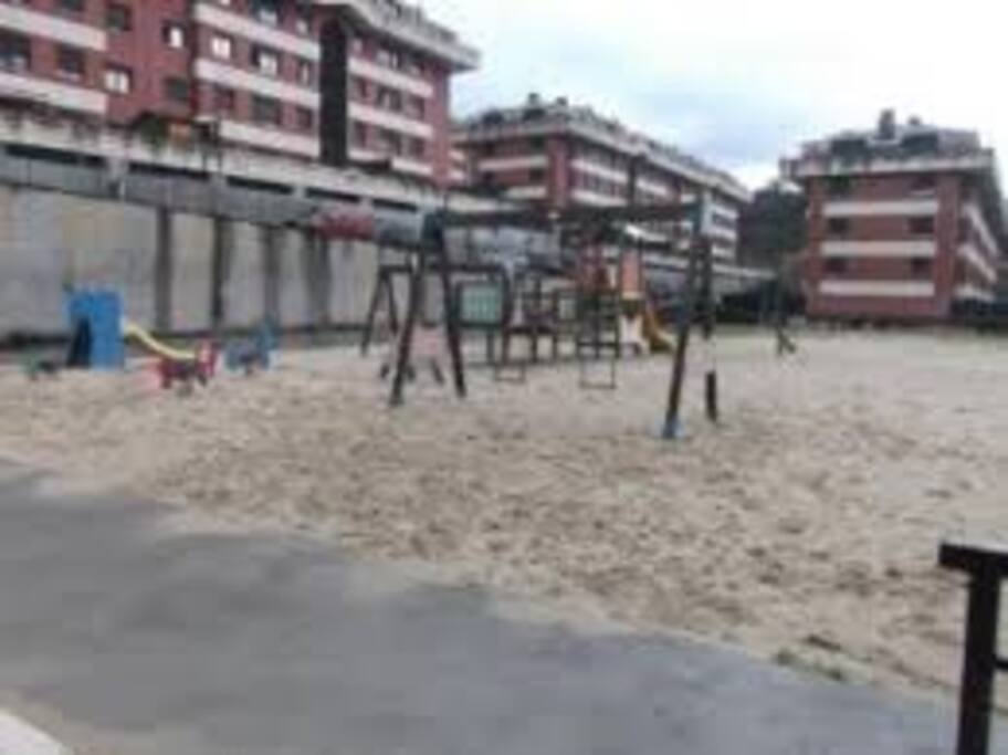 Zona de Juegos, con acceso directo, sin pasar por carreteras, y con visibilidad desde la vivienda.