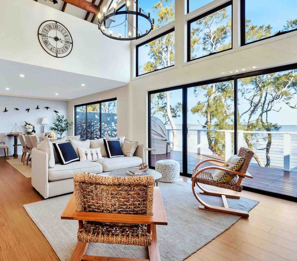 A white lake house on the shore of Lake Tuggerah, Gorokan, New South Wales, Australia, photo 3 of 10