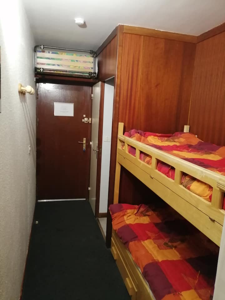 ตู้เสื้อผ้าพร้อมอุปกรณ์ทำความสะอาดเตียงสองชั้น 2 หลังพร้อมที่กั้นที่นอนผ้านวมหมอนและลิ้นชักเก็บของ
ชั้นวางเสื้อโค้ทเตียงเสริม 1 หลัง 