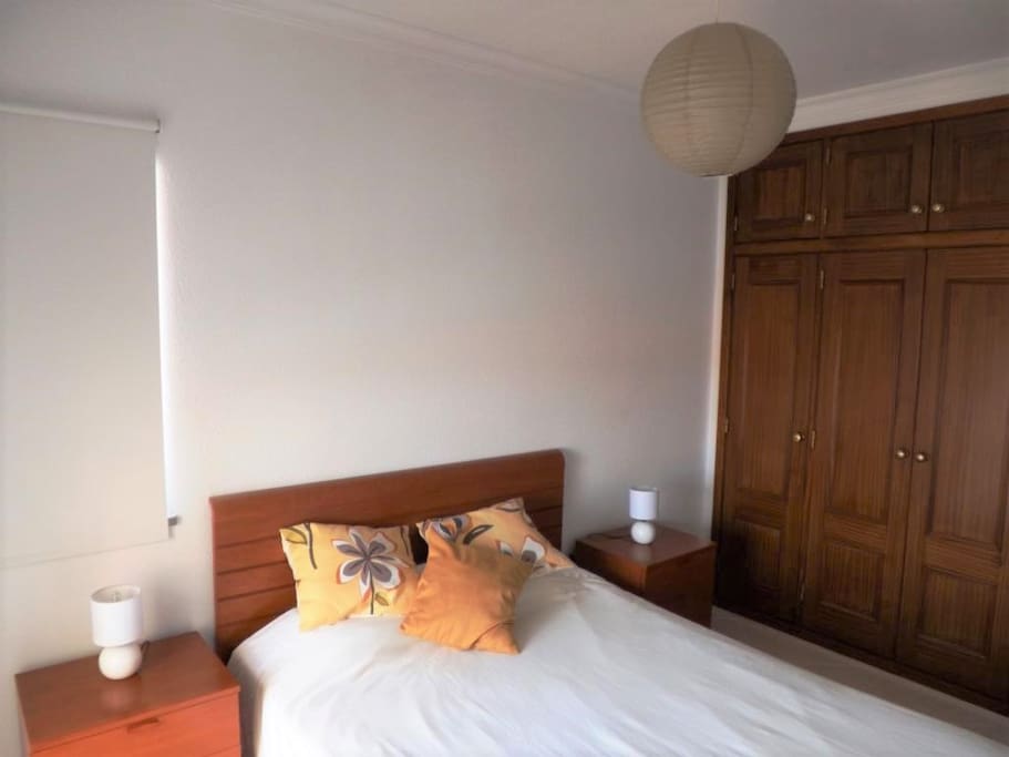 Quarto com roupeiro