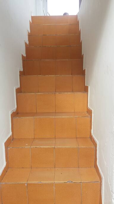 Escada de acesso à casa, que fica na parte superior e possui entrada independente da casa de baixo.
OBS: Sem garagem!!!