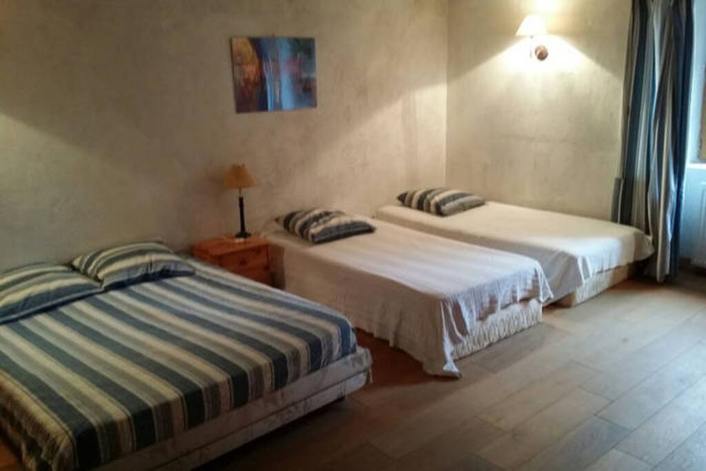 Chambre à coucher. 1 grand lit et sur demande possibilité de coucher 4 autres personnes, (dont 2 sur un canapé lit ) avec un supplément de 10€ par personne.