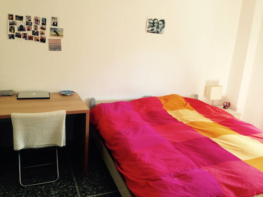 il letto matrimoniale e la scrivania
