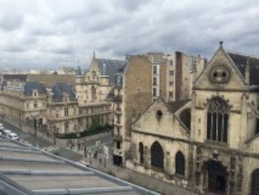 vue depuis le salon. view from the living room. across the street are a beautiful church and the Arts et Metiers museum.