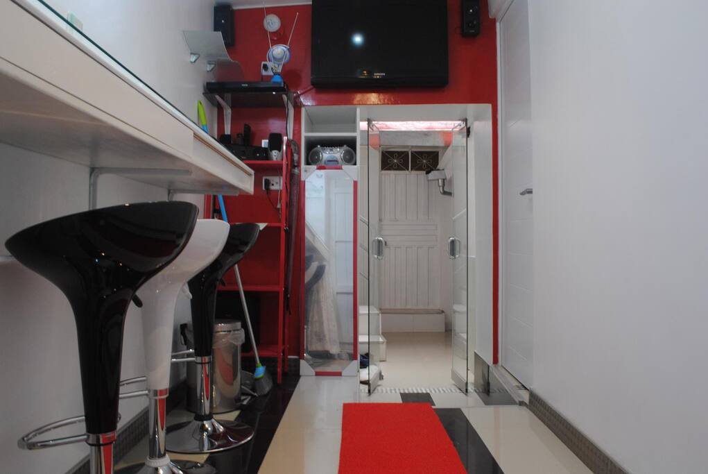 Sala multifuncional (sala de entretenimiento, biblioteca, comedor, bar y discoteca)