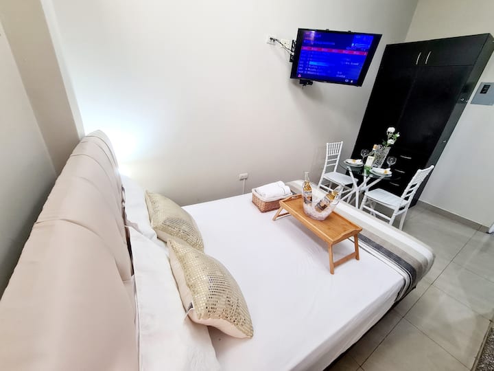 INF: +593979584273   +593  992290225
Habitación A/C, Agua caliente, TV cable claro, Internet WiFi. Cocina & Baño personal. 