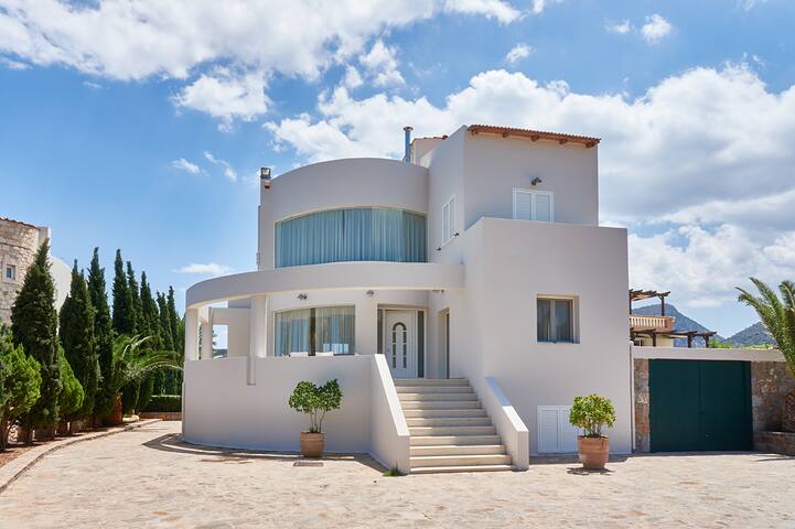 Villa Tyghi – 5 Bedroom with private pool gallery image 2