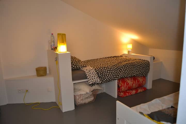 Schlafzimmer 3 im Obergeschoss, 3 Betten, davon 1 Doppelbett, umwandelbar: 90 x 190