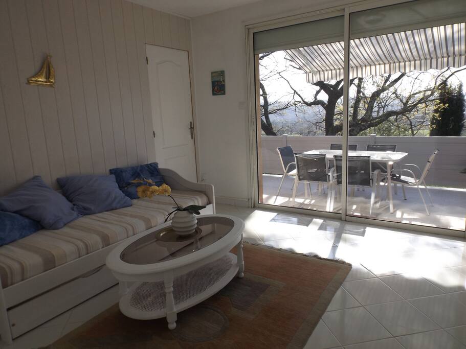 Salon qui donne sur la terrasse.