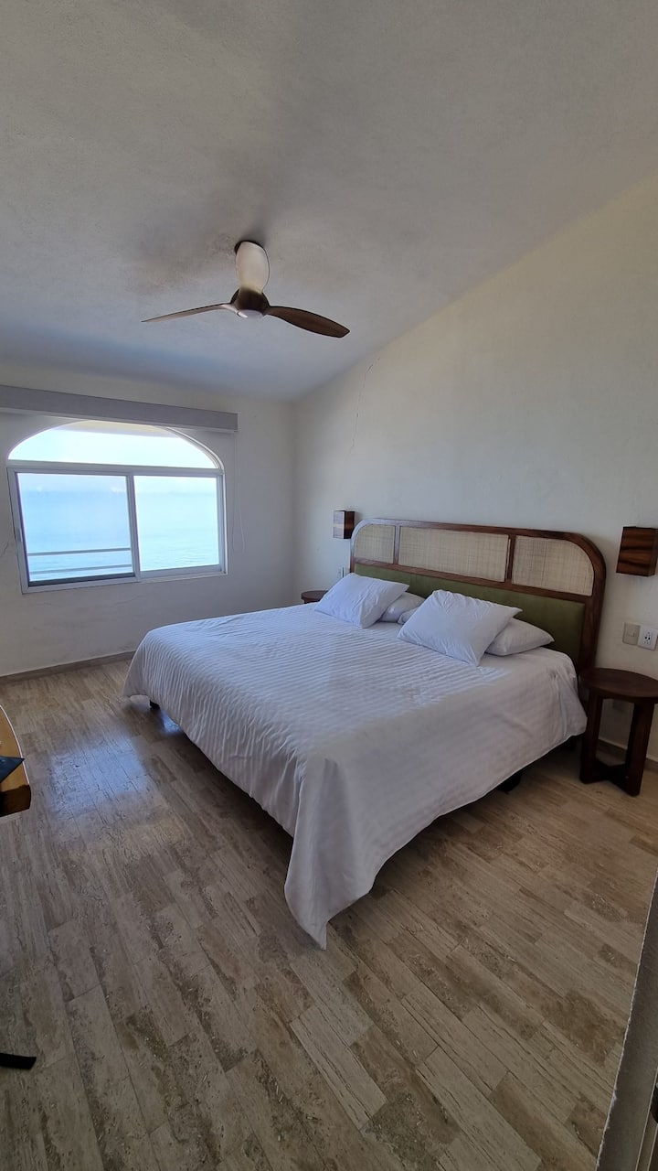 Recámara principal con cama king size, vista al mar, A/C, ventilador regulable, smart T.V. de 60" y baño comoleto con closet. 