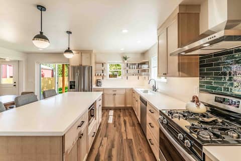 Modern & Spacious Pet Friendly Home w/ 3 bedrooms