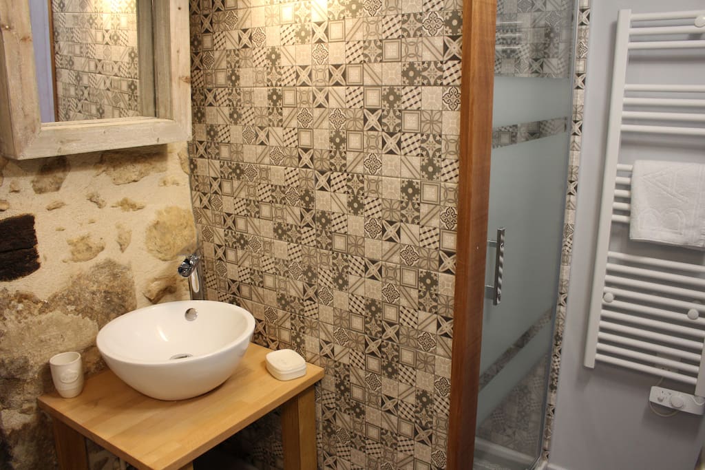 Salle de bains lavabo et douche