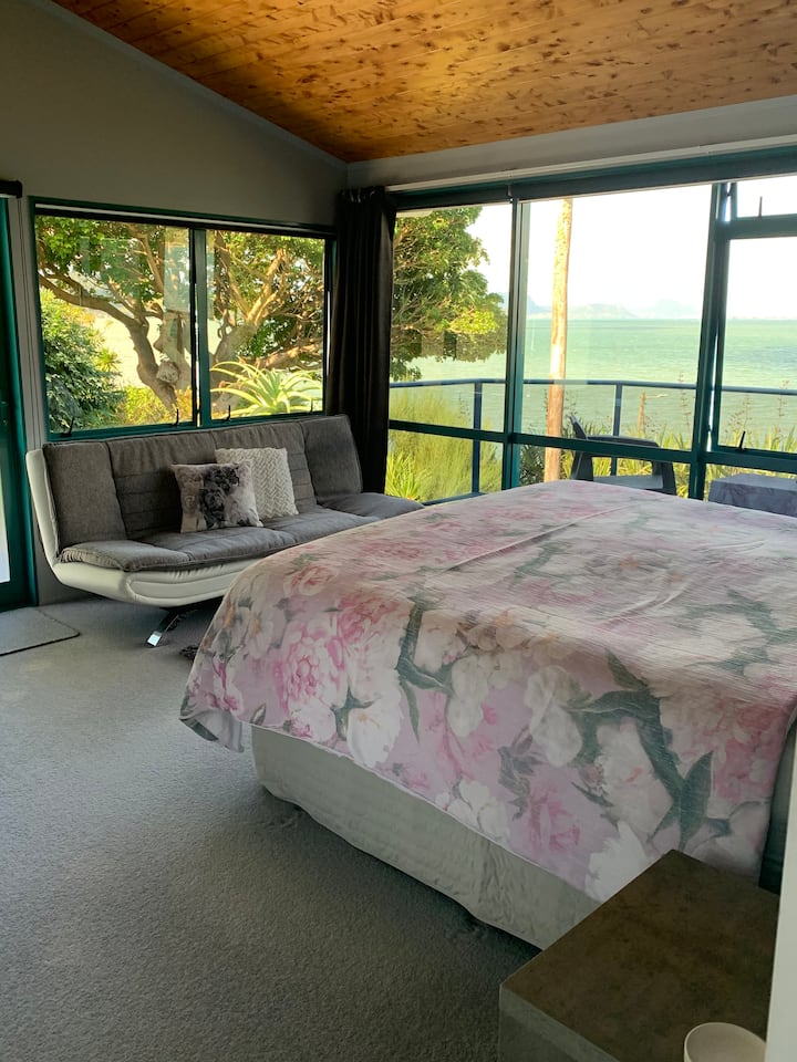 سرير سوبر كينغ وأريكة في الطابق العلوي