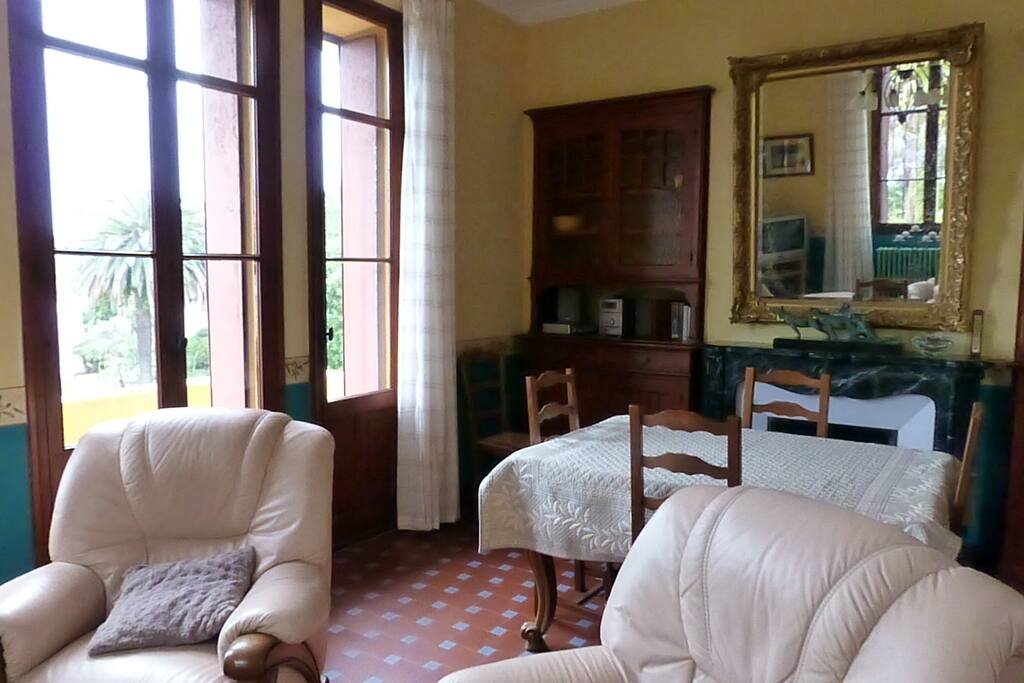 salle à manger et salon et balcon