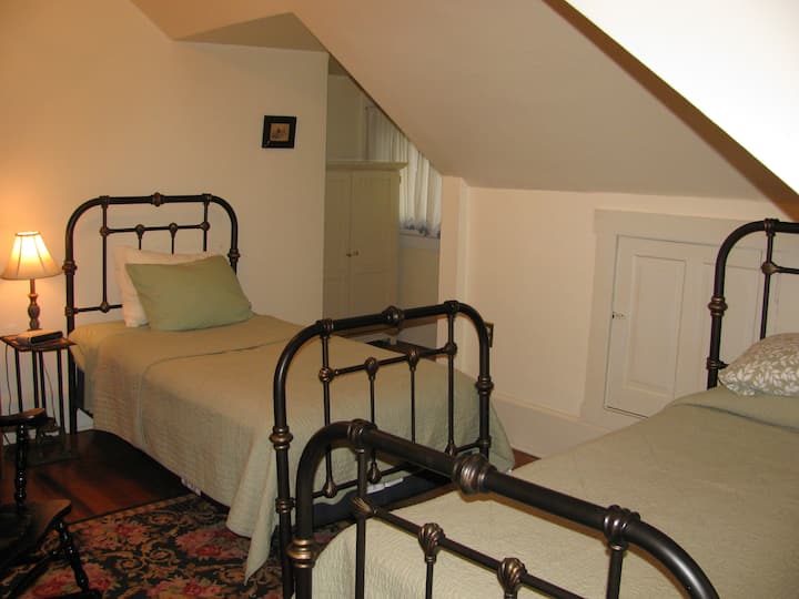 Druhá spálňa s dvoma oddelenými posteľami a šatníkom.