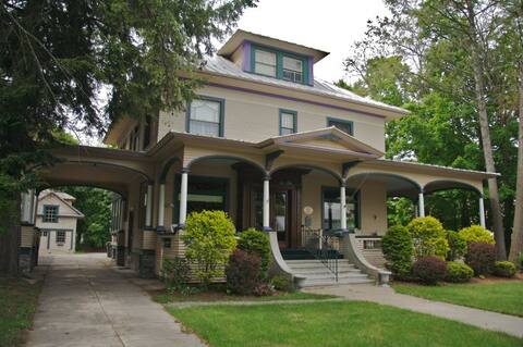Glens Falls Inn- House with 6 bdr/6.5 baths