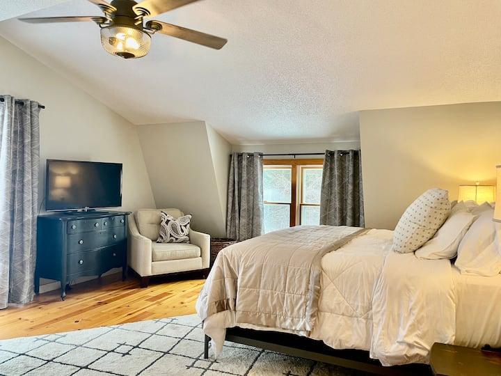 الطابق العلوي: غرفة نوم رئيسية مع سرير كينج وحمام داخلي. 