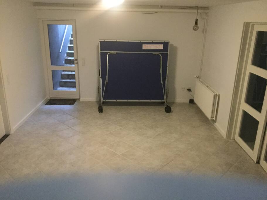 Fællesrum hvor boxmadras til både enkelt og dobbelt seng kan opsættes + nogle luftmadrasser / Basement common area where both two single beds and a double bed can be set up + some air mattresses
