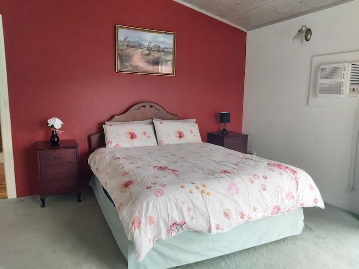 Jardine Lodge1 spa room & BreakyClancy's Corner Bed and breakfasts