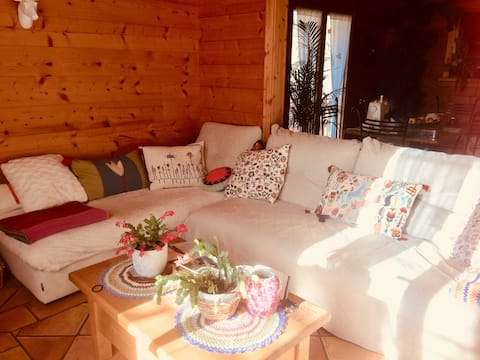 Chalet cosy 6 places proche village .