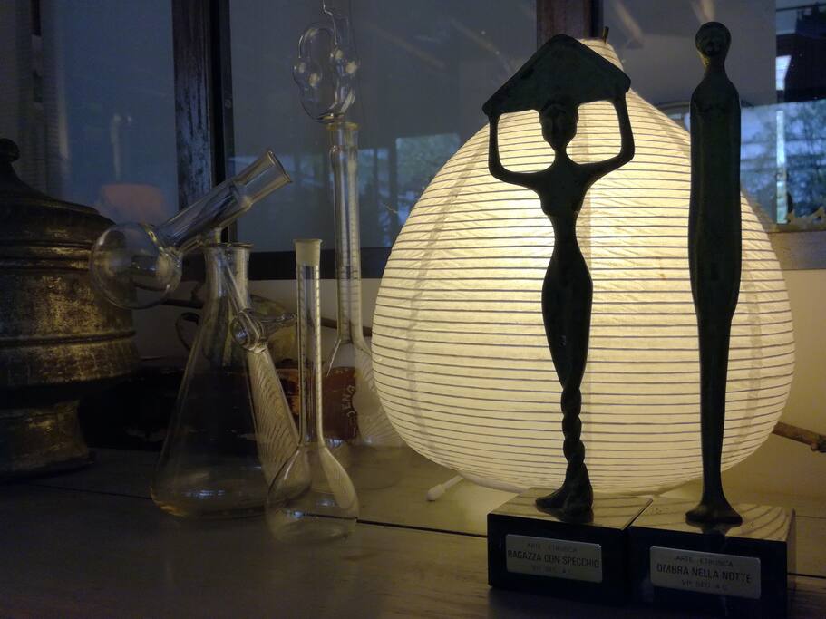 A gauche une chambre de couple...