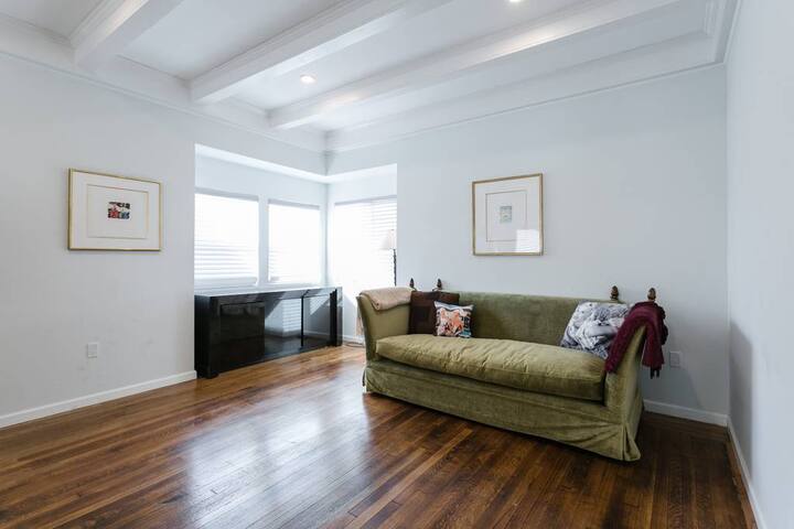 Huge newly redone 10 bedroom 10 bathroom home gallery image 2