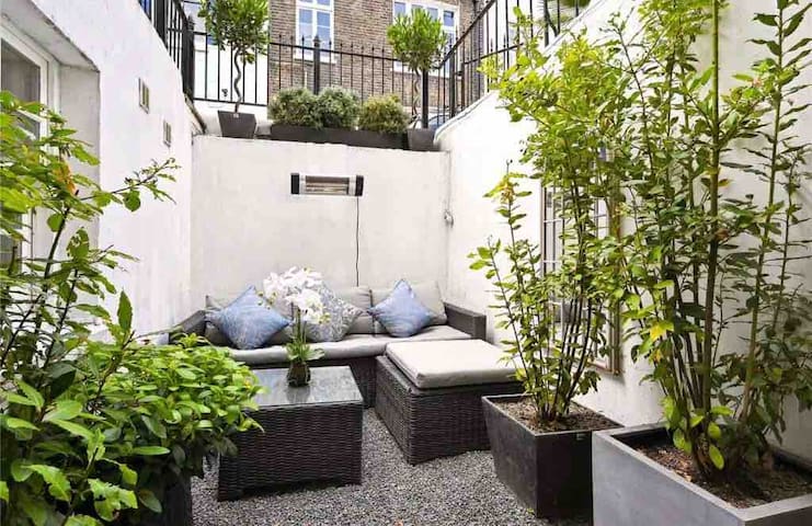 Knightsbridge Townhouse with 2 terraces