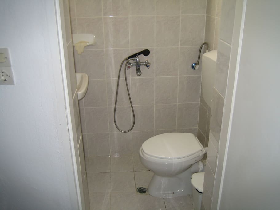 Independent bathroom with shower