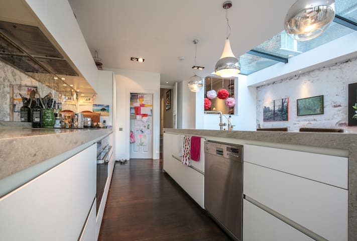 Chic Family Home near Notting Hill gallery image 4