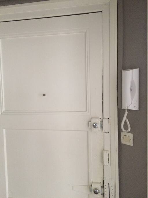 Porte d'entrée , interphone