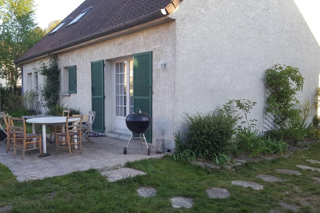 maison derrière