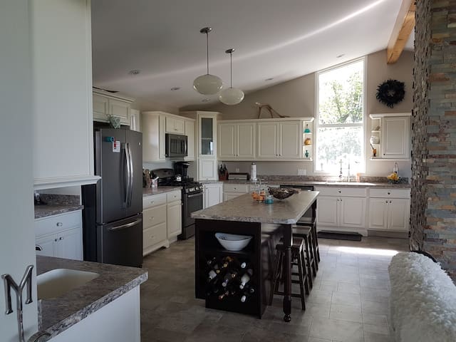 Executive home with spectacular views (Central)