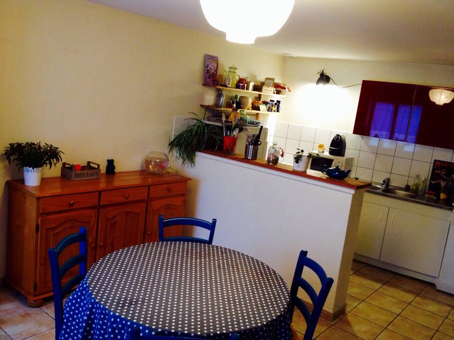 Salle à manger et cuisine tout équipée.