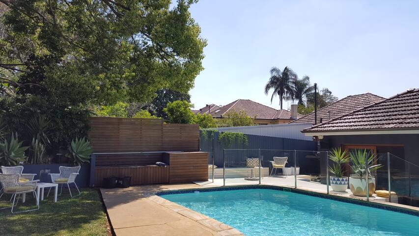 4 bedrooms. Oversized Pool. gallery image 4