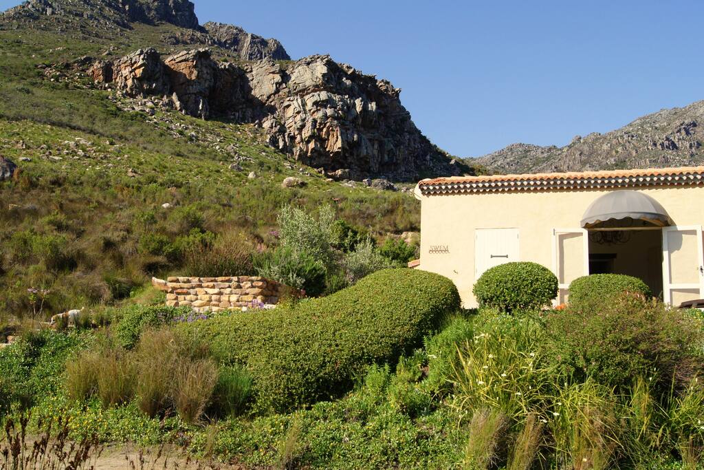 Facade of The Cottage with a backdrop of the mountains