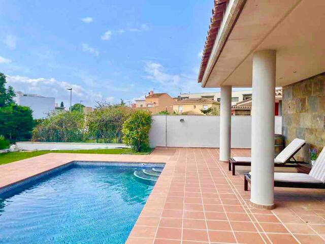 Casa familiar con piscina privada gallery image 2