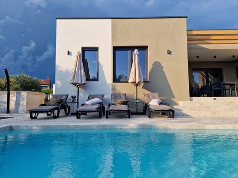 casa.9 / heated pool