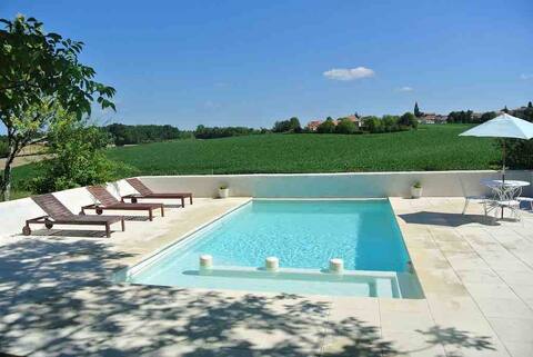 Pretty Country Home - Own Pool & Walk to Village