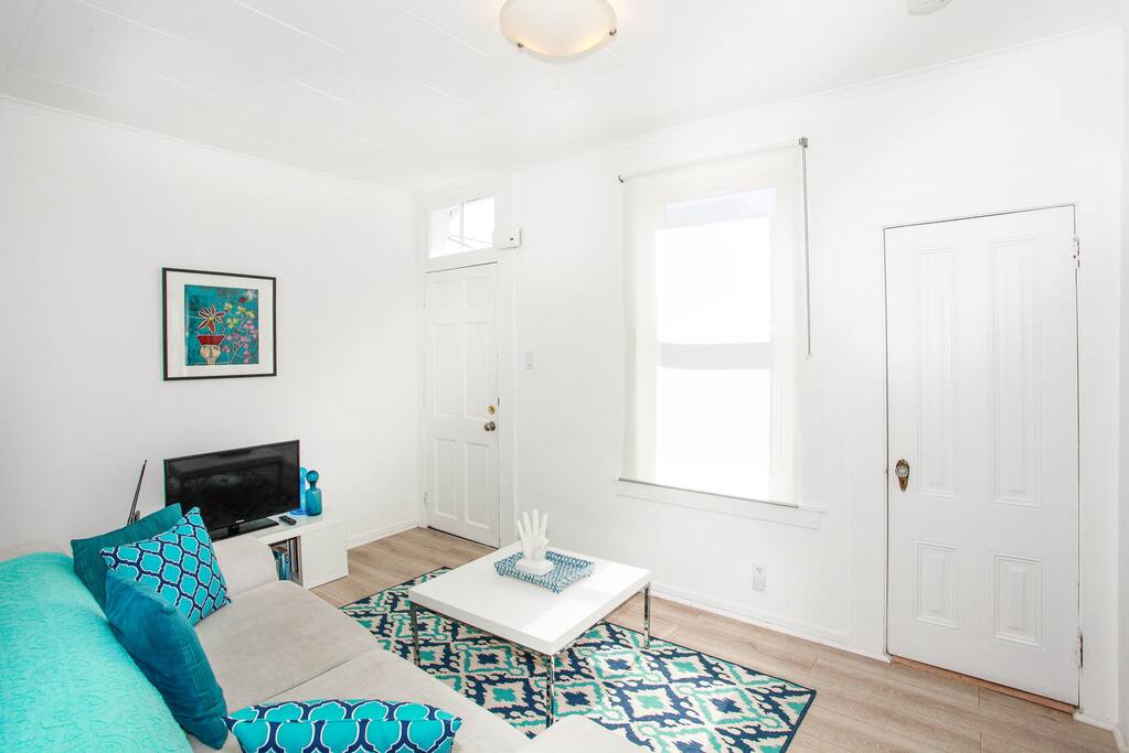 Cozy living room w/basic cable