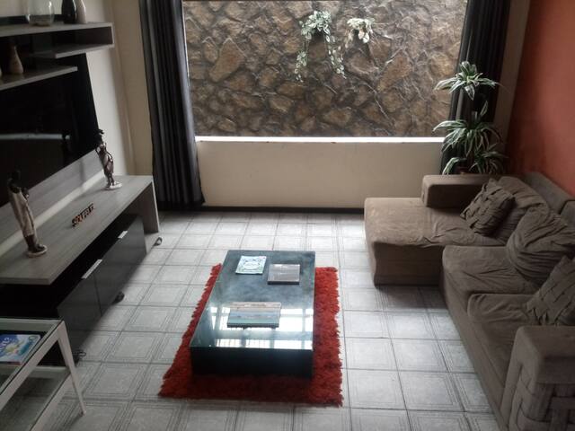 Quarto inteiro APTO espaçoso e seguro no centro