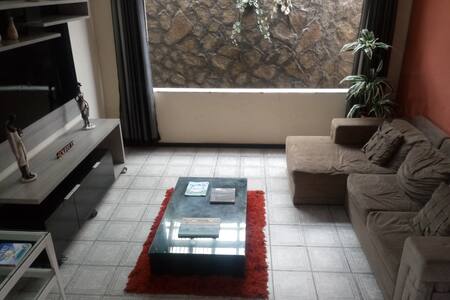 Quarto inteiro APTO espaçoso e seguro no centro