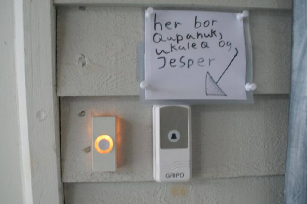 One doorbell for the apartment that can be rented, and one for the apartment that I stay in with my two children - En ringeklokke til lejligheden som kan lejes, og en dørklokke til den lejlighed jeg bor i med mine to børn.