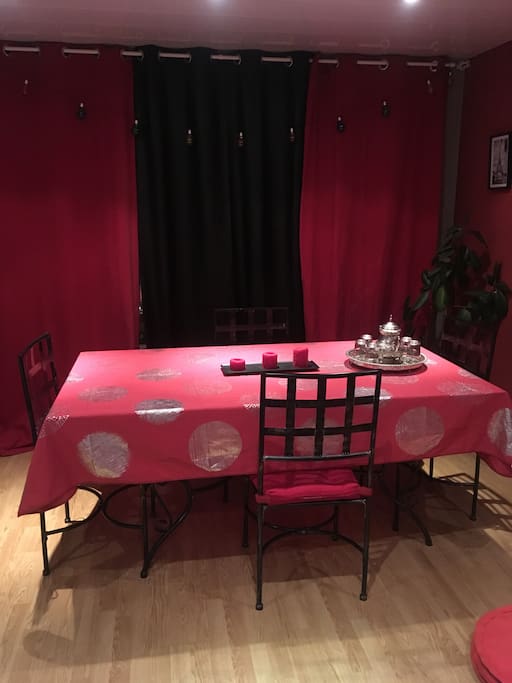Table à manger en verre 4 chaises, possibilités d’en avoir plus dans le placard.