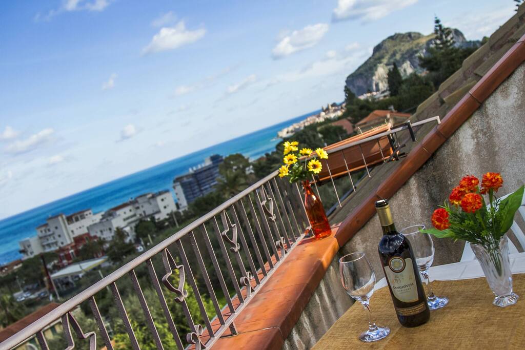 The view over Cefalù and sea