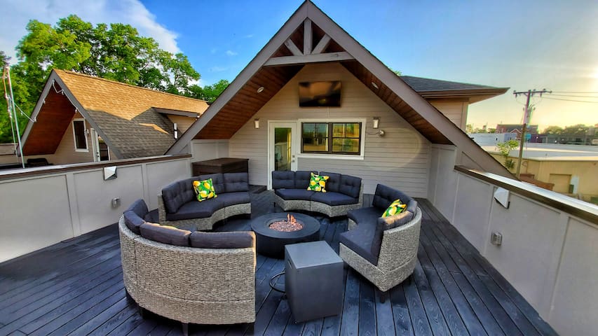 Rooftop Paradise – 1 Mile to Broadway – Sleeps 12