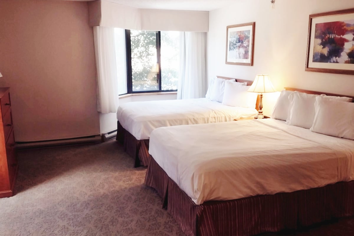 ห้องนอนพร้อมเตียงควีนไซส์ 2 หลัง