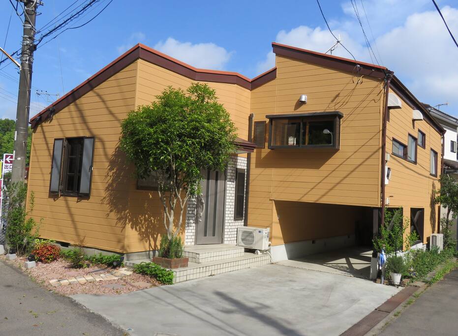 The house view 建物外観(入り口側)