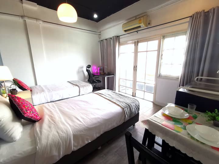 Chambre 401 avec balcon et 2 lits simples.