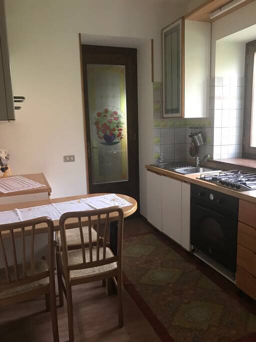 Cucina con frigo forno e gas